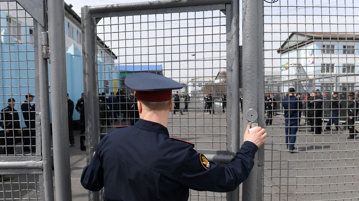Ruské věznice se po verbování trestanců vyprázdnily, některé proto zruší